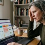 "Persona creando su plantilla de control de gastos en Excel"